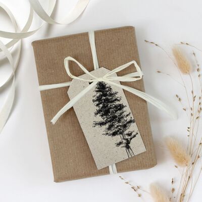Etiquetas de regalo hechas de papel de hierba, abeto plateado.