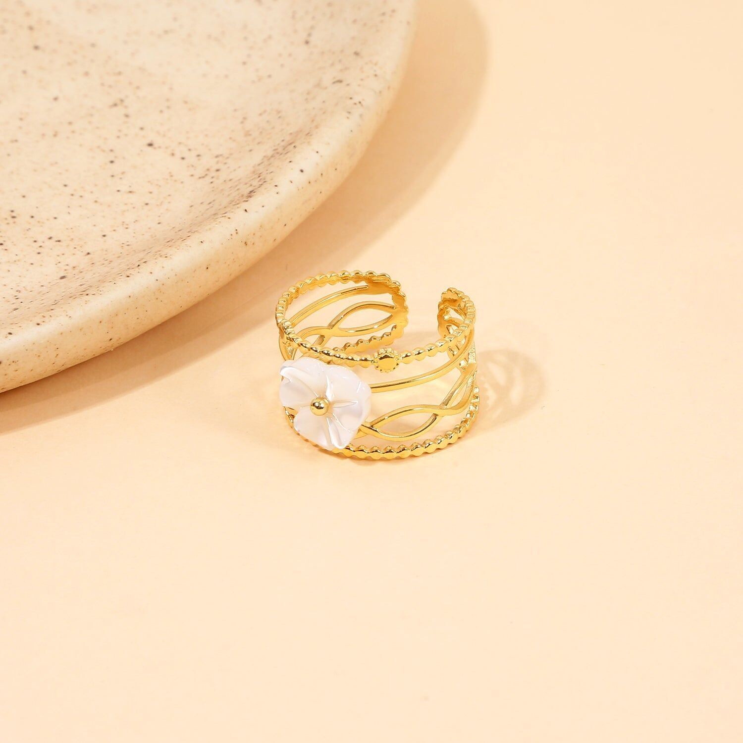 Anello regolabile in oro con fiore di perle in filigrana