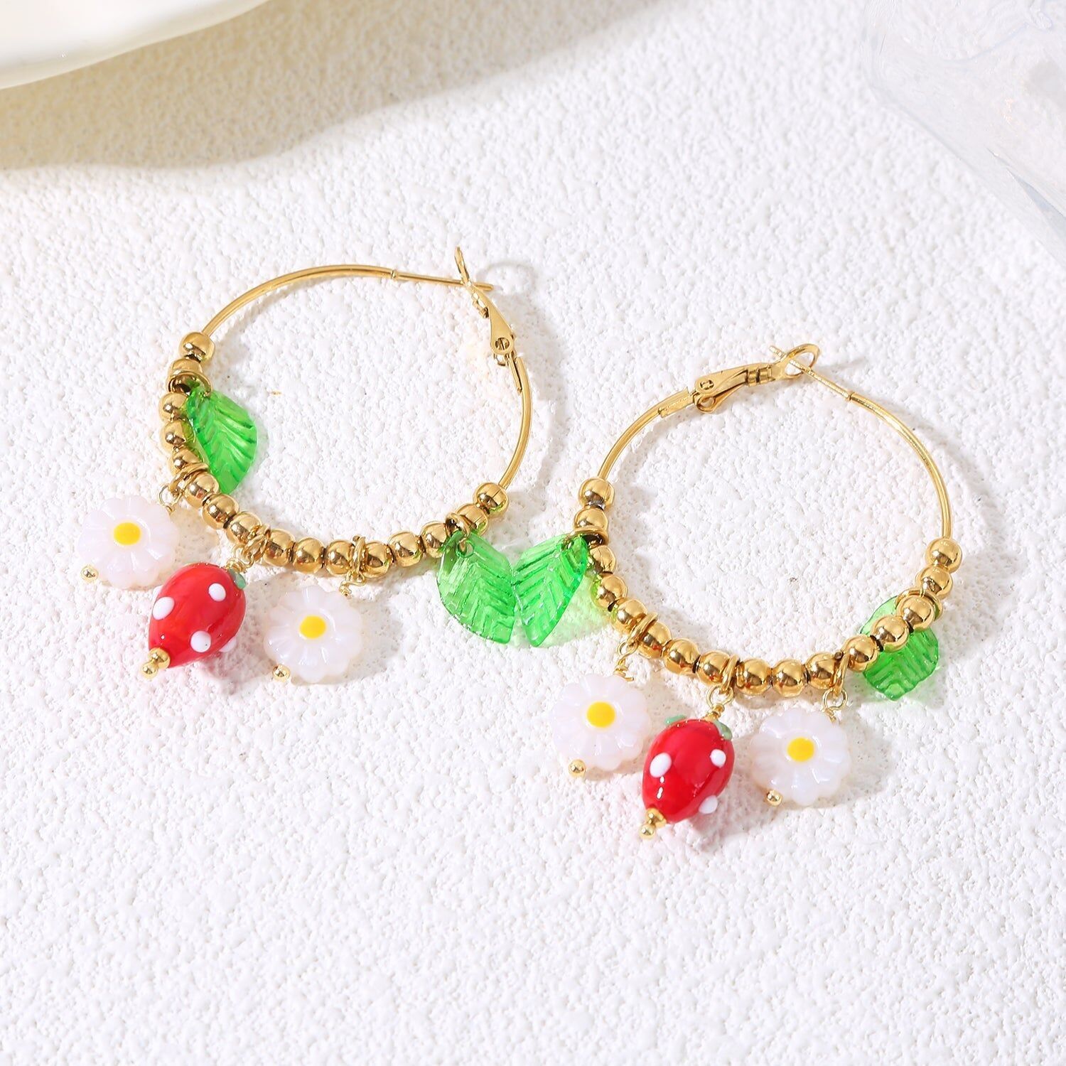 Orecchini a cerchio con fragole e margherite