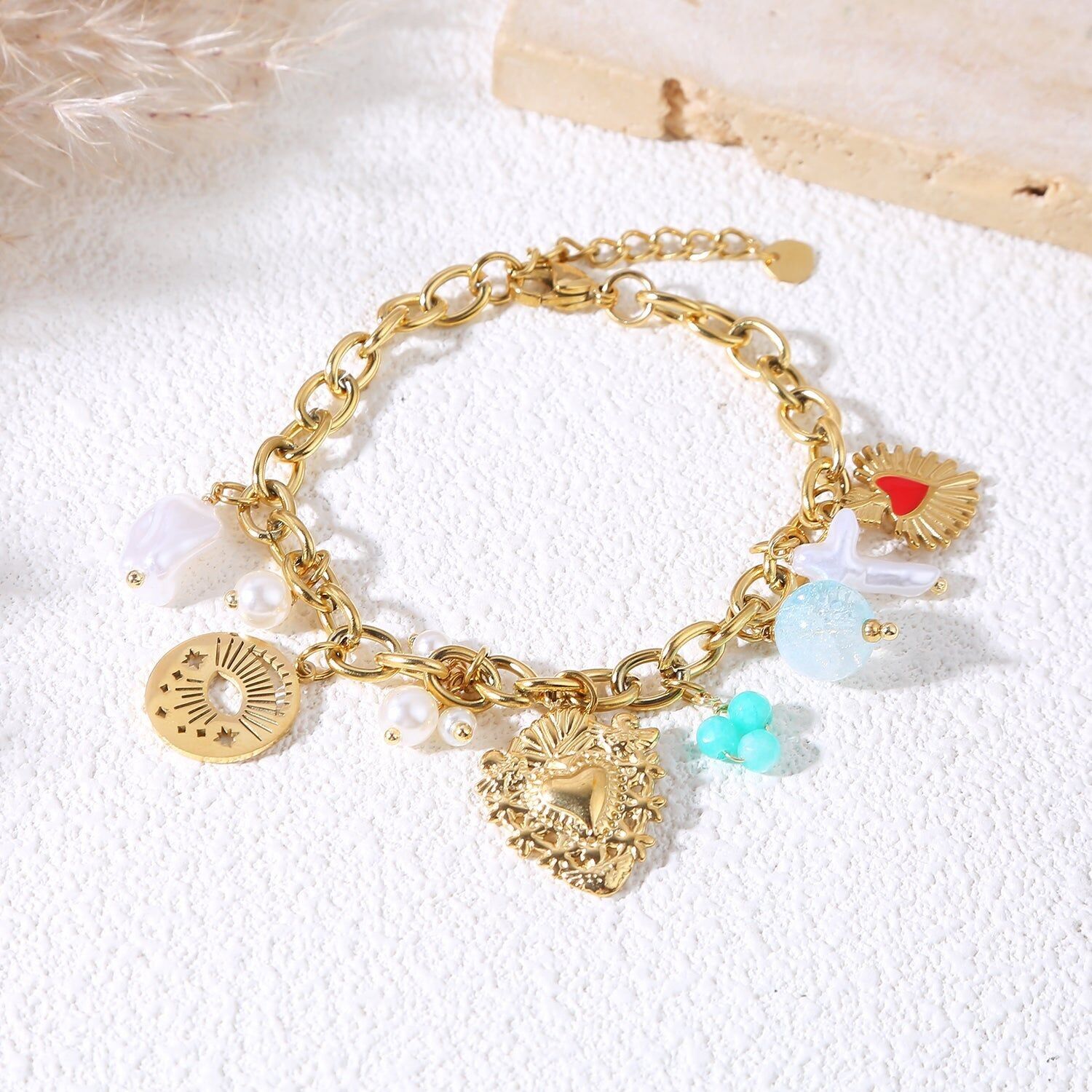 Bracciale a catena in oro con ciondoli a forma di cuore con perline ex voto