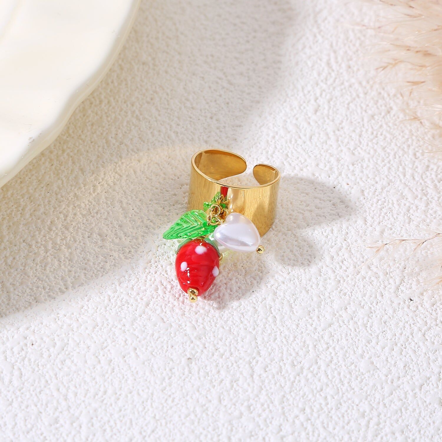 Anello largo in oro con pendenti a forma di fragola e foglia