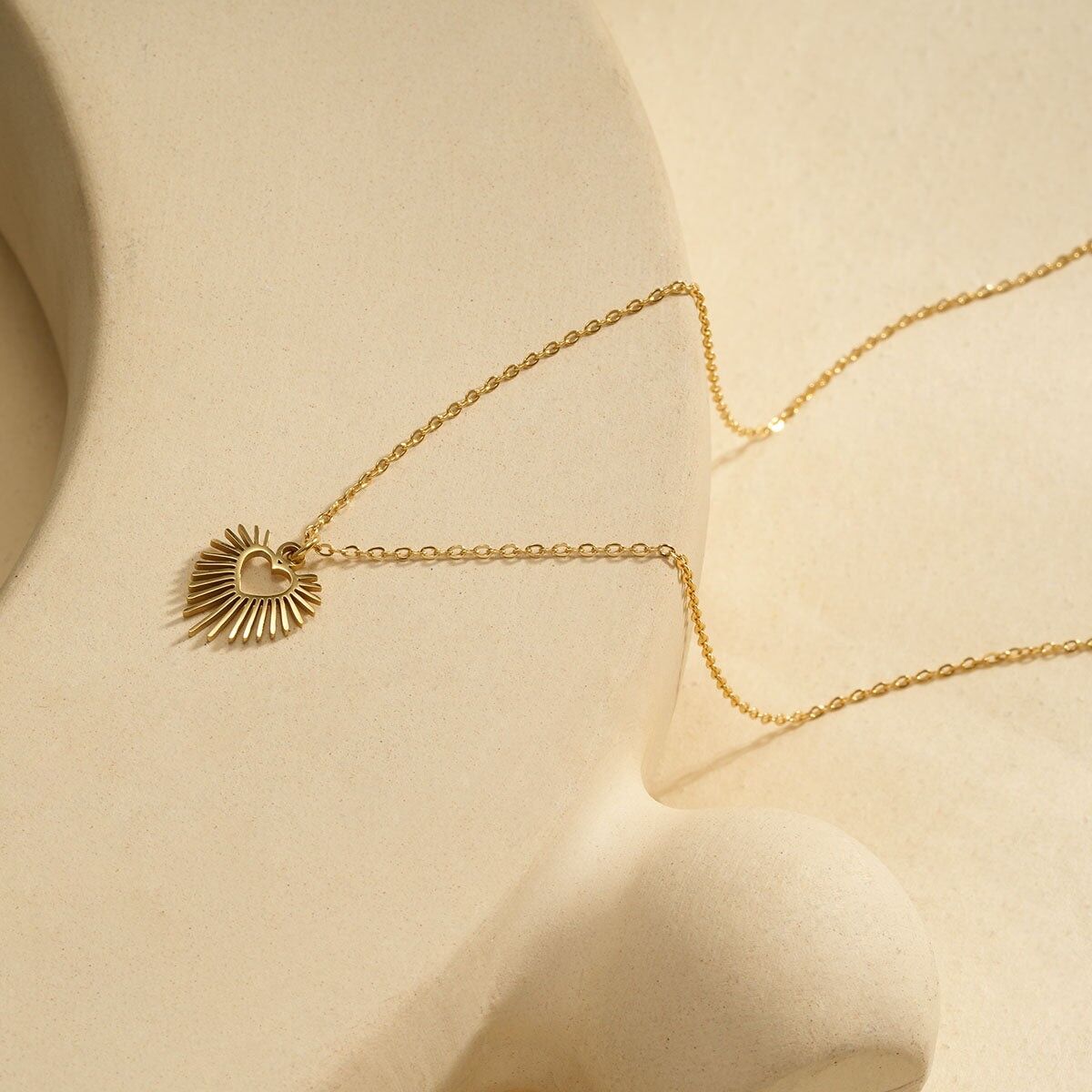 Collana con catena in oro e ciondolo a forma di cuore