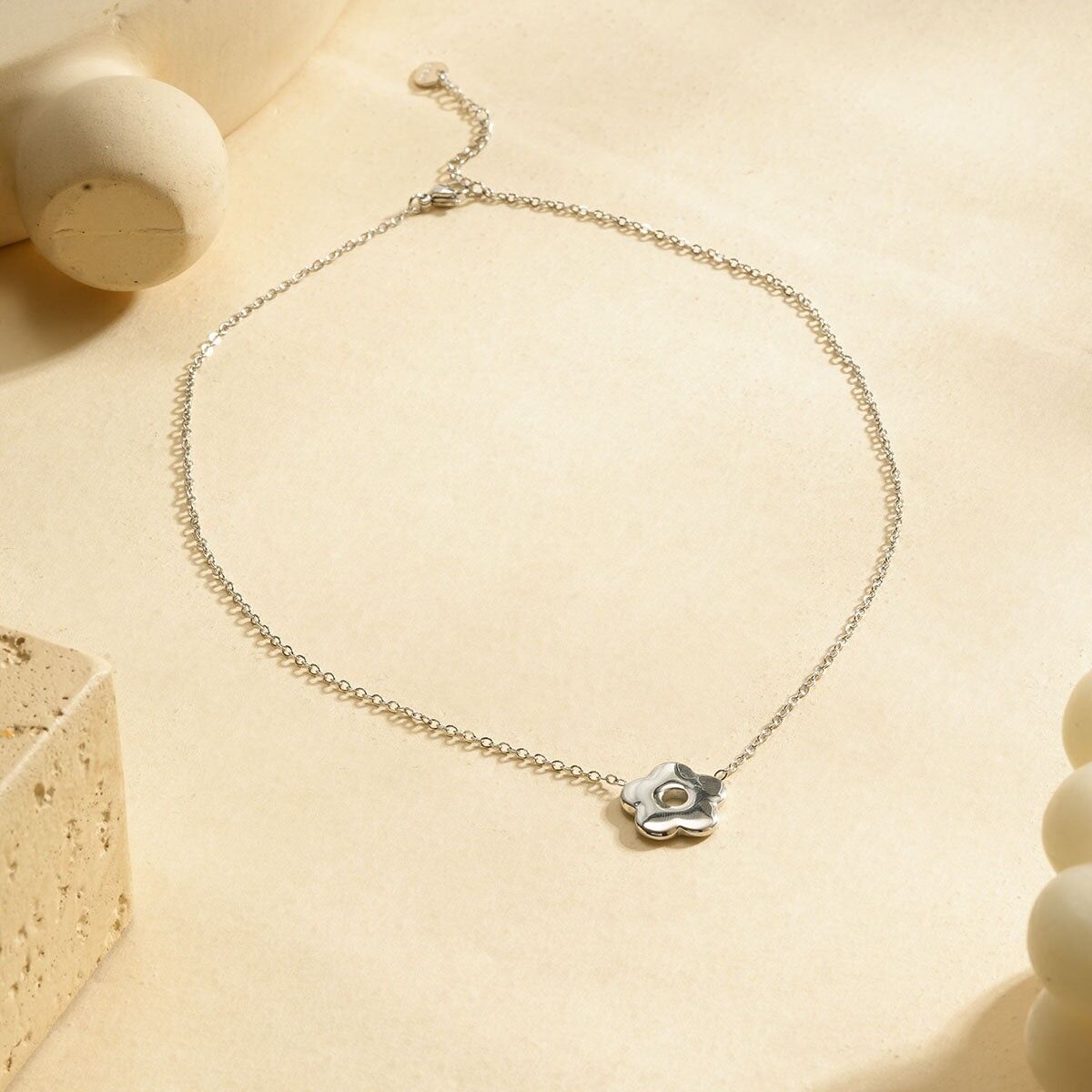 Collana a catena sottile con fiore rotondo in argento