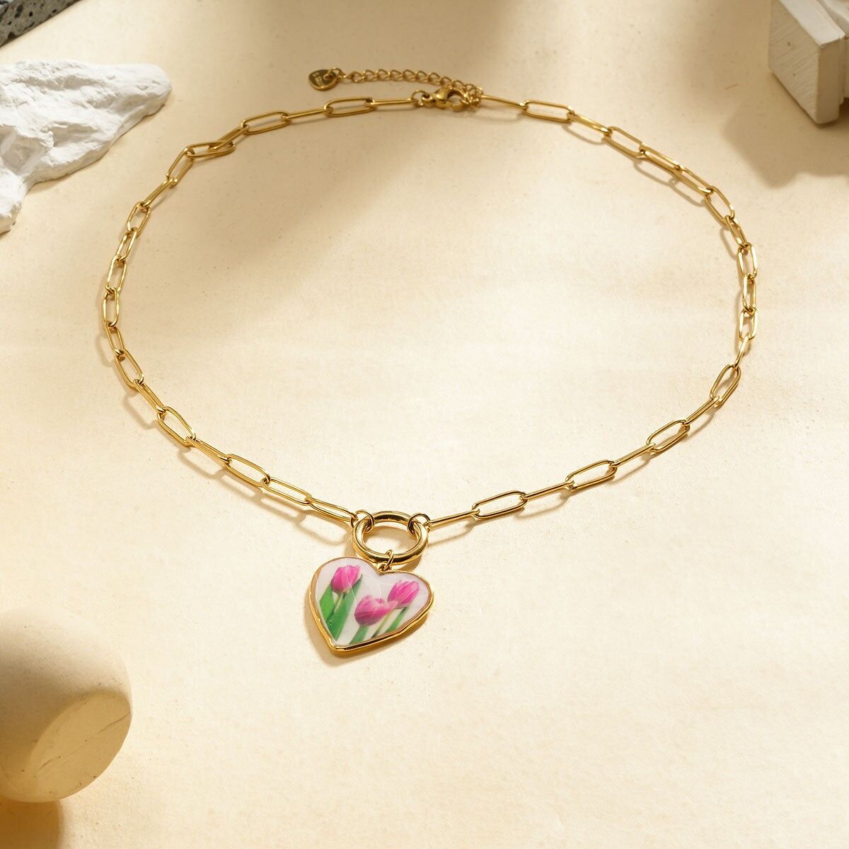 Collana con catena in oro con chiusura e ciondolo a forma di cuore e tulipano