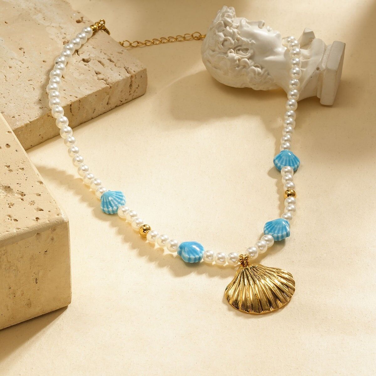 Collana di perle blu e conchiglie con pendente