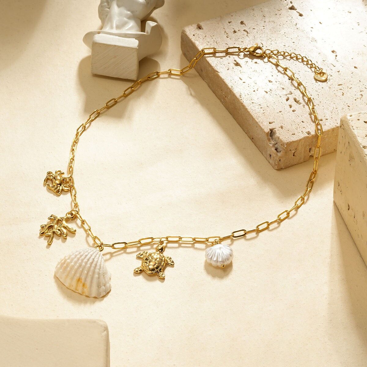 Collana a catena in oro con corallo tartaruga e conchiglia