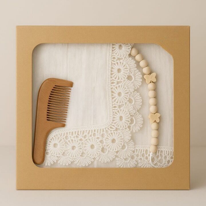 Set regalo per neonati: coperta in mussola, pettine in legno e clip per ciuccio