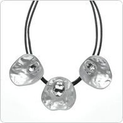 Collar plateado con cristales blancos y correa de piel negra.