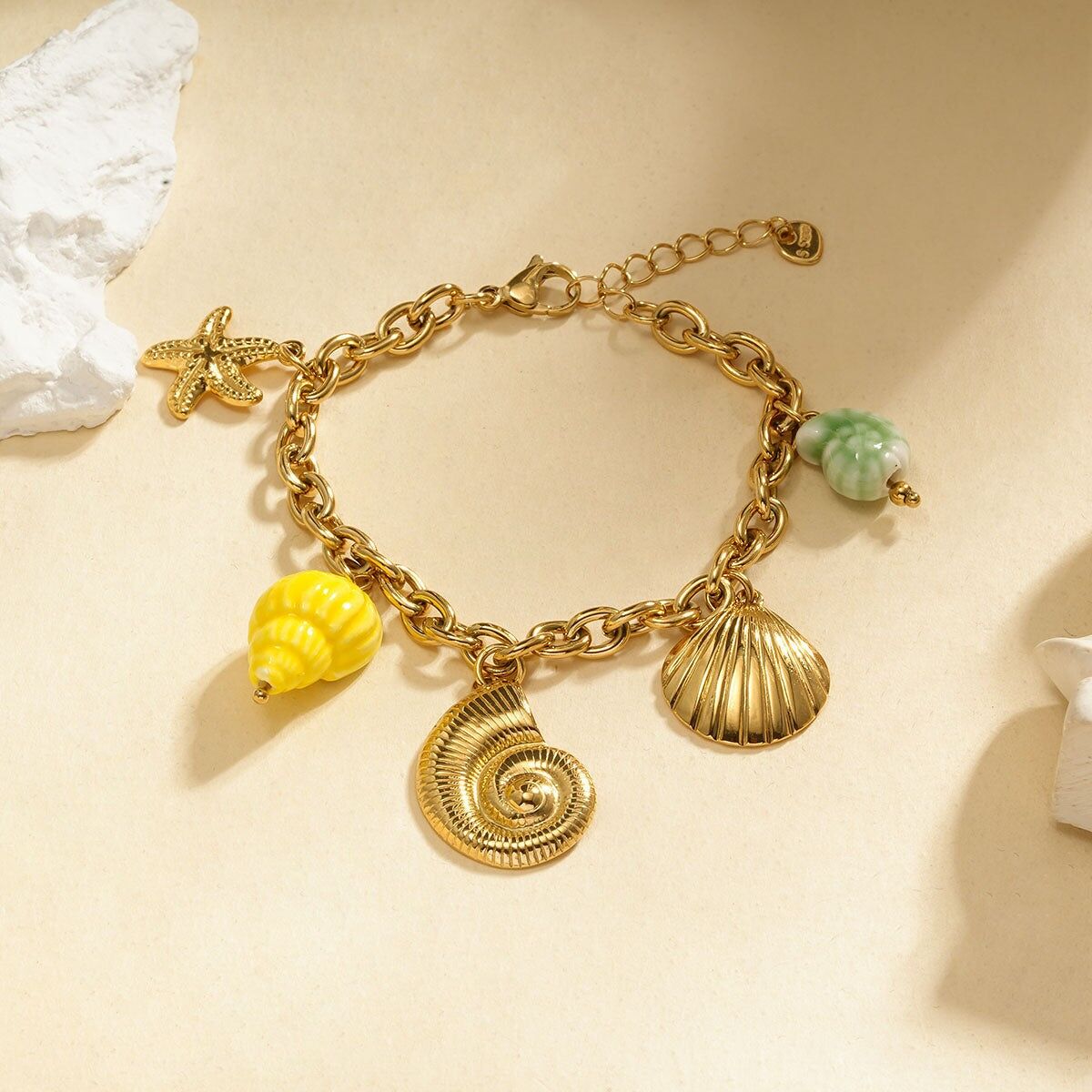 Bracciale a catena in oro con ciondoli gialli e verdi