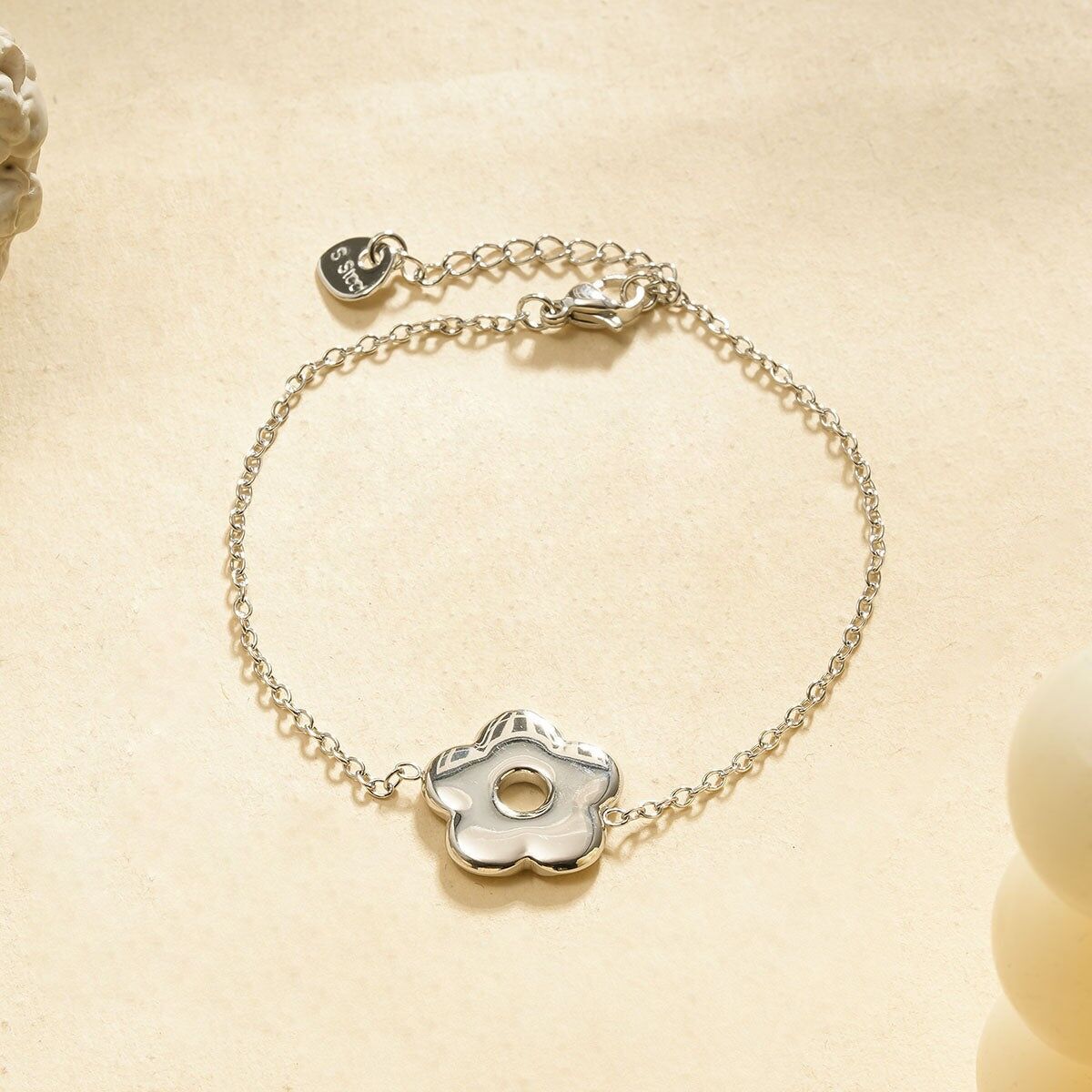 Bracciale a catena sottile con fiore rotondo in argento