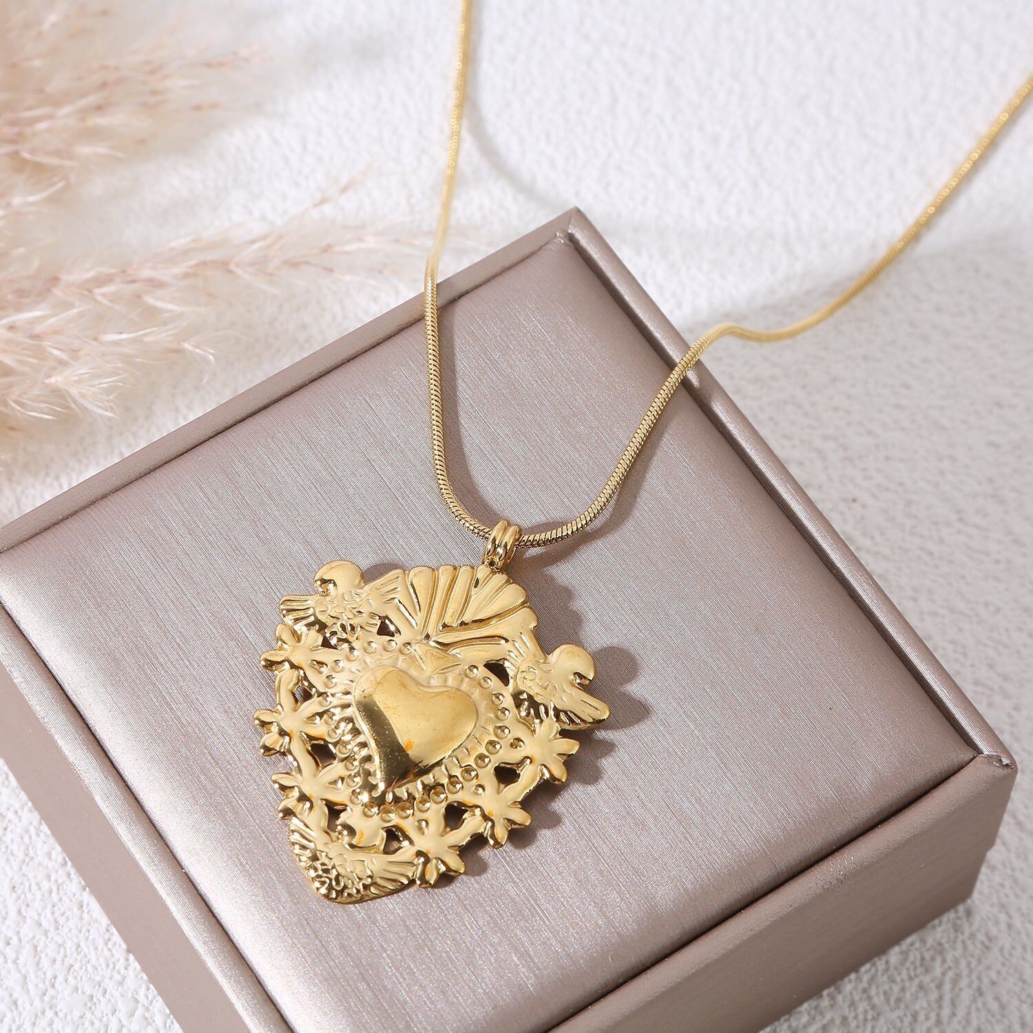 Collana con catena in oro e ciondolo a forma di cuore ex voto