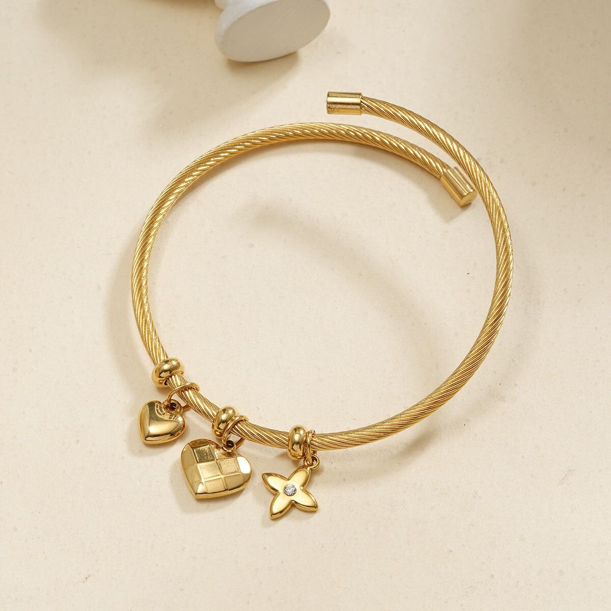 Pulsera brazalete con 3 colgantes