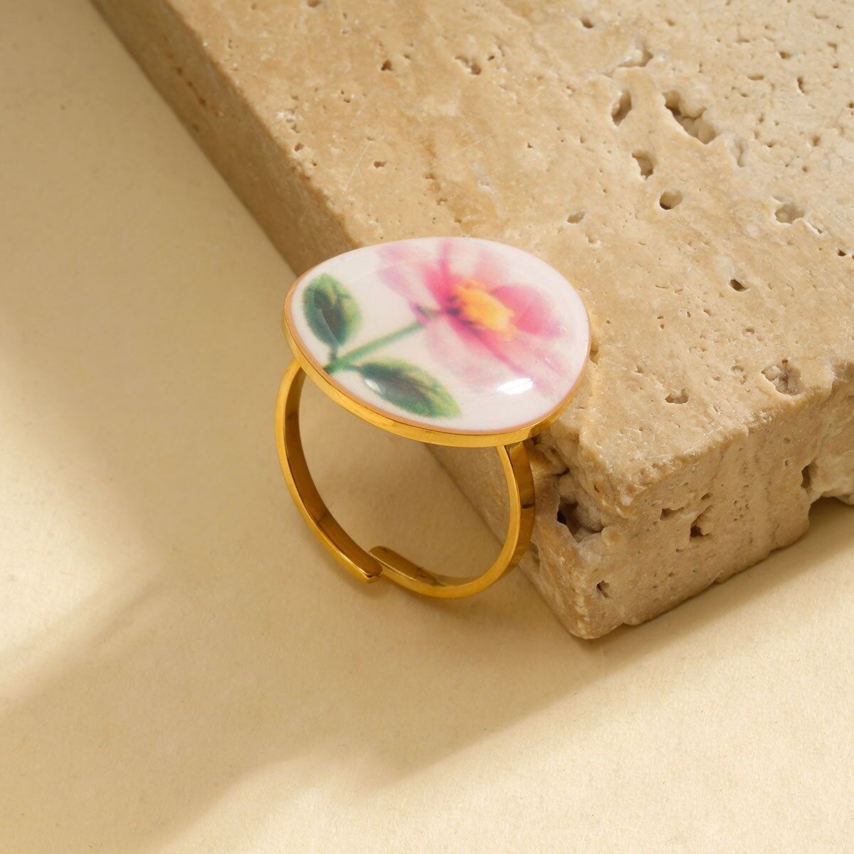 Anello sottile in oro con fiore disegnato