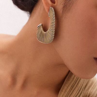 Boucles d'oreilles créoles surdimensionnées en cuir tricoté géométrique