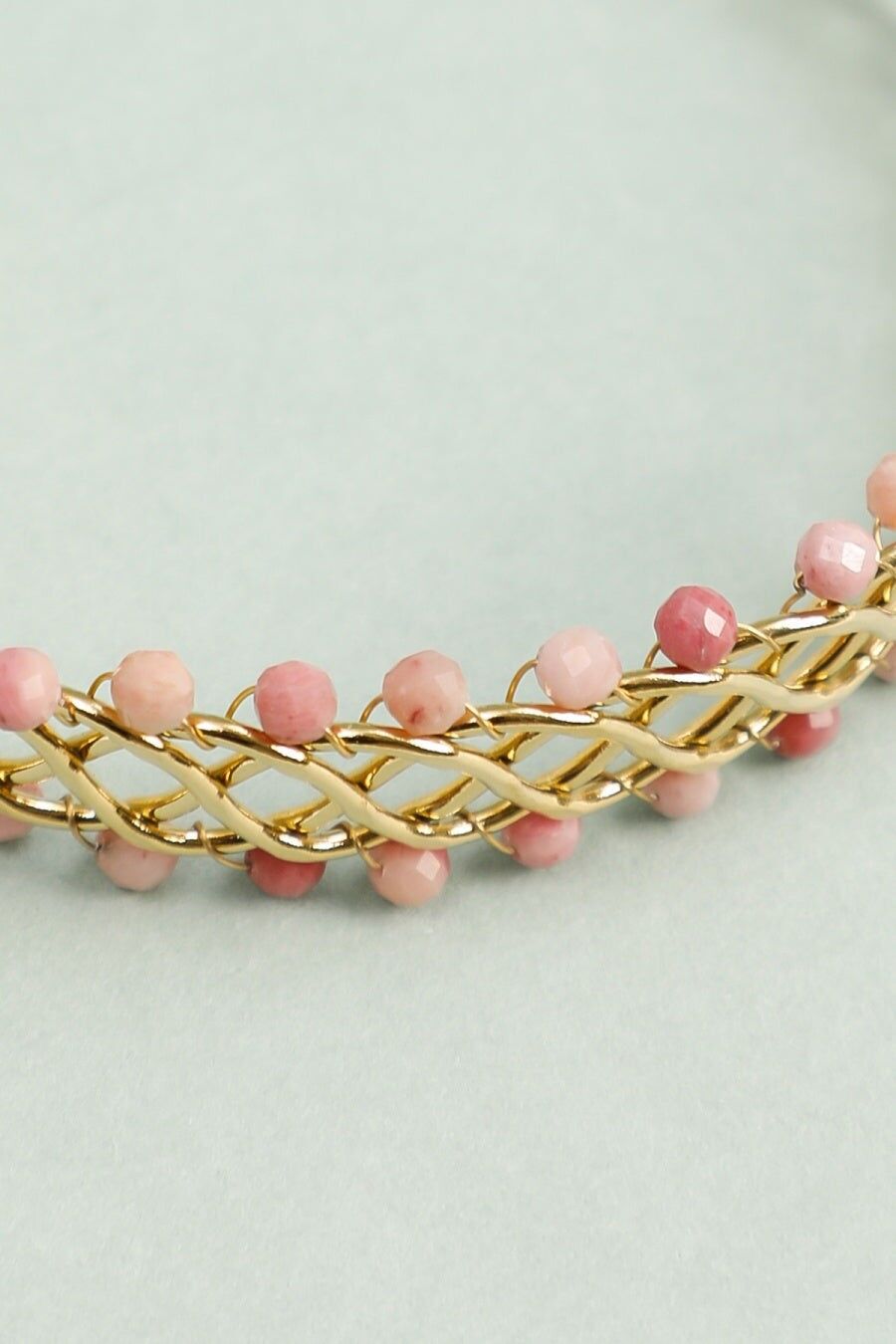 Bracciale rigido intrecciato in oro con perline rosa fucsia