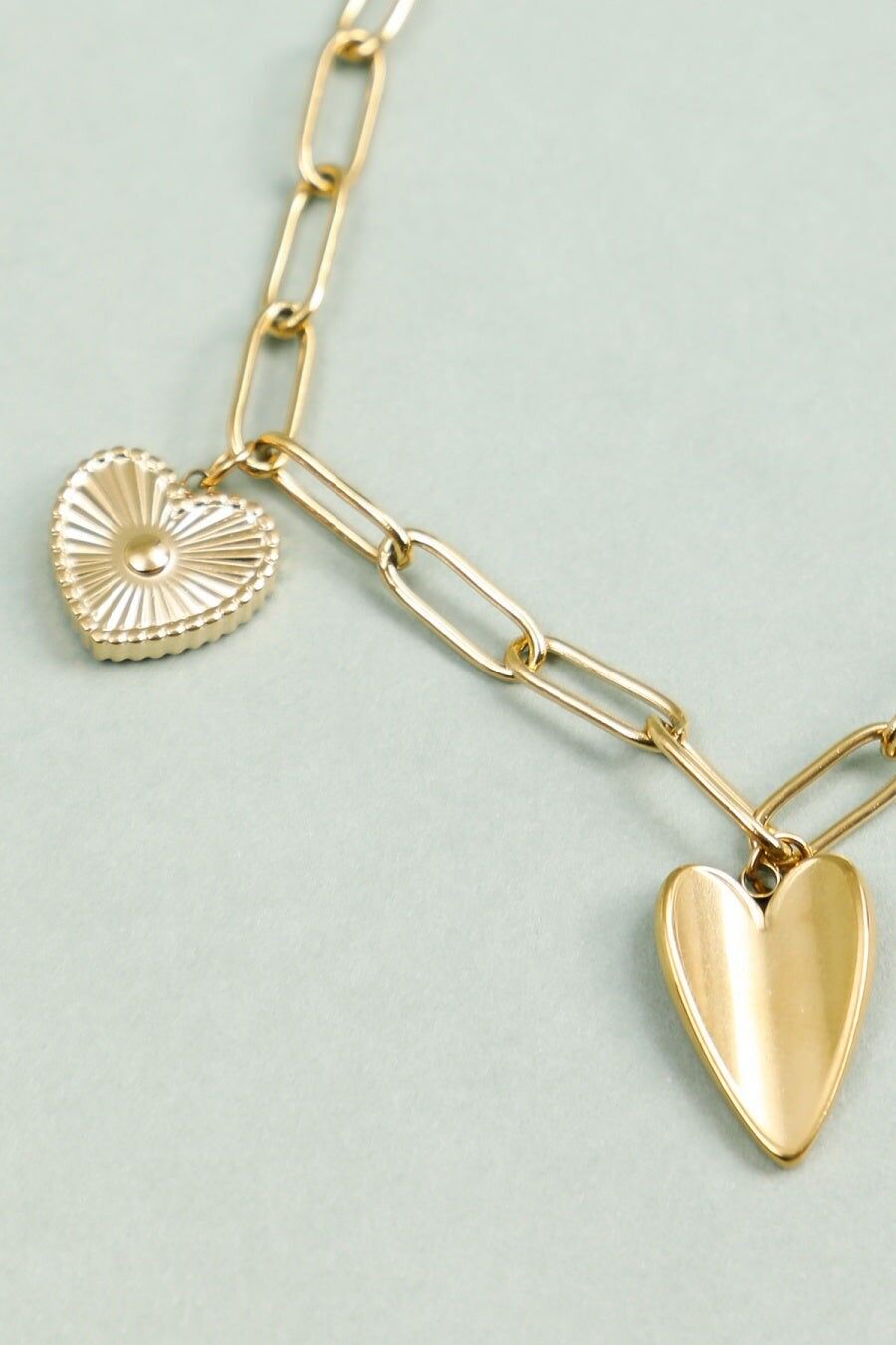 Bracciale a catena in oro con ciondolo a cuore e fiore bianco perlato