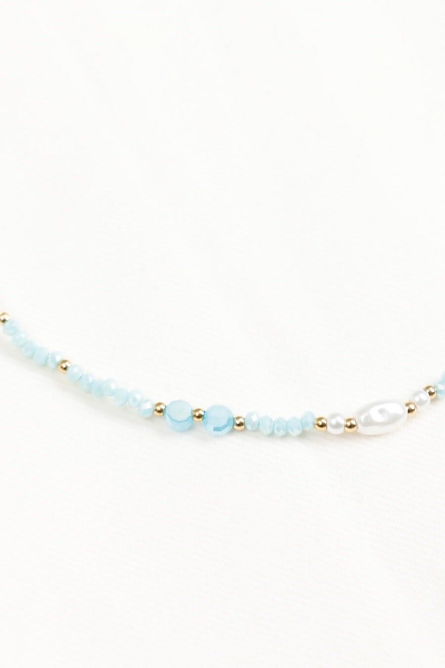 Collana con perline blu turchese e perle con dettagli in oro