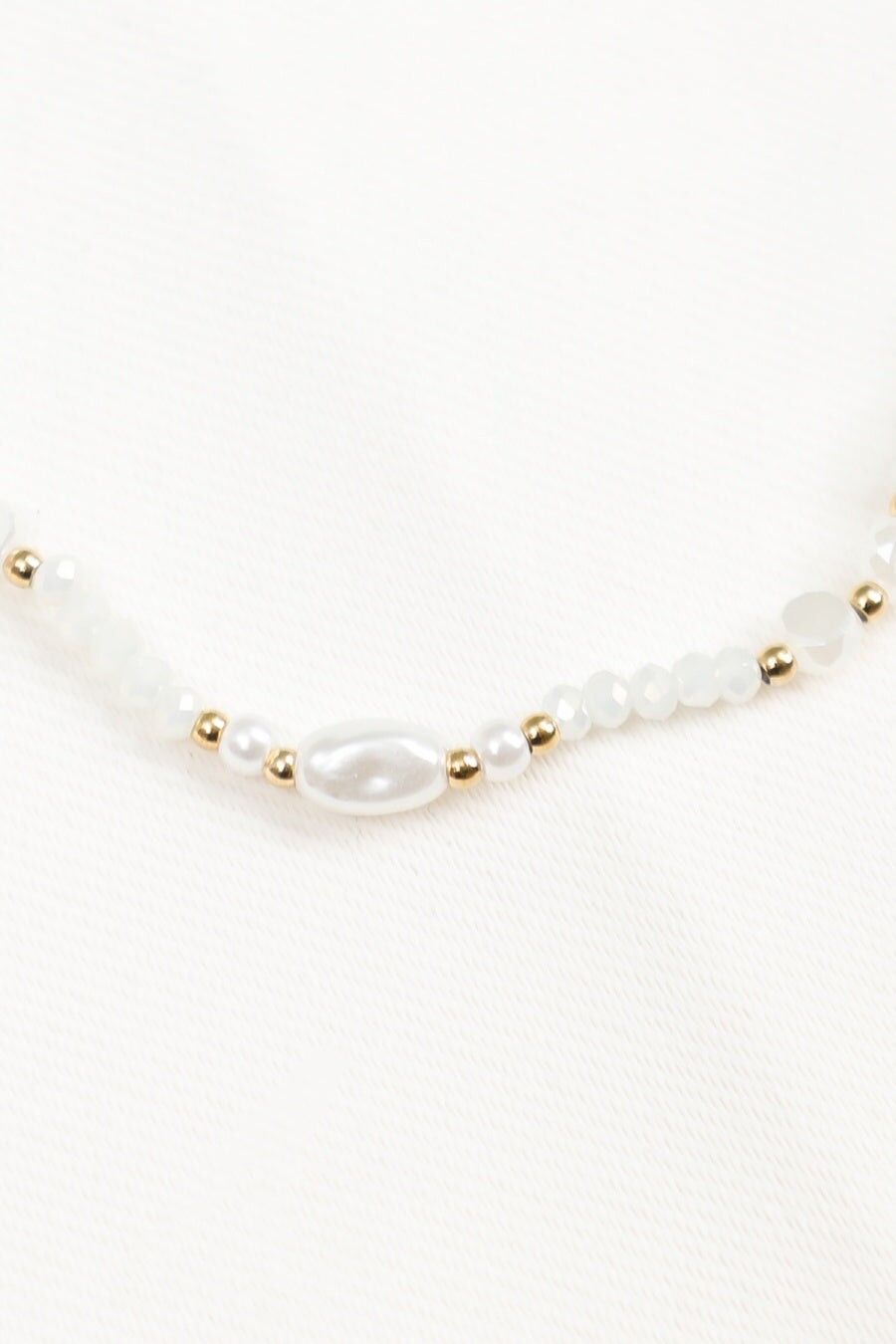 Collana di perle bianche e perle con dettagli in oro