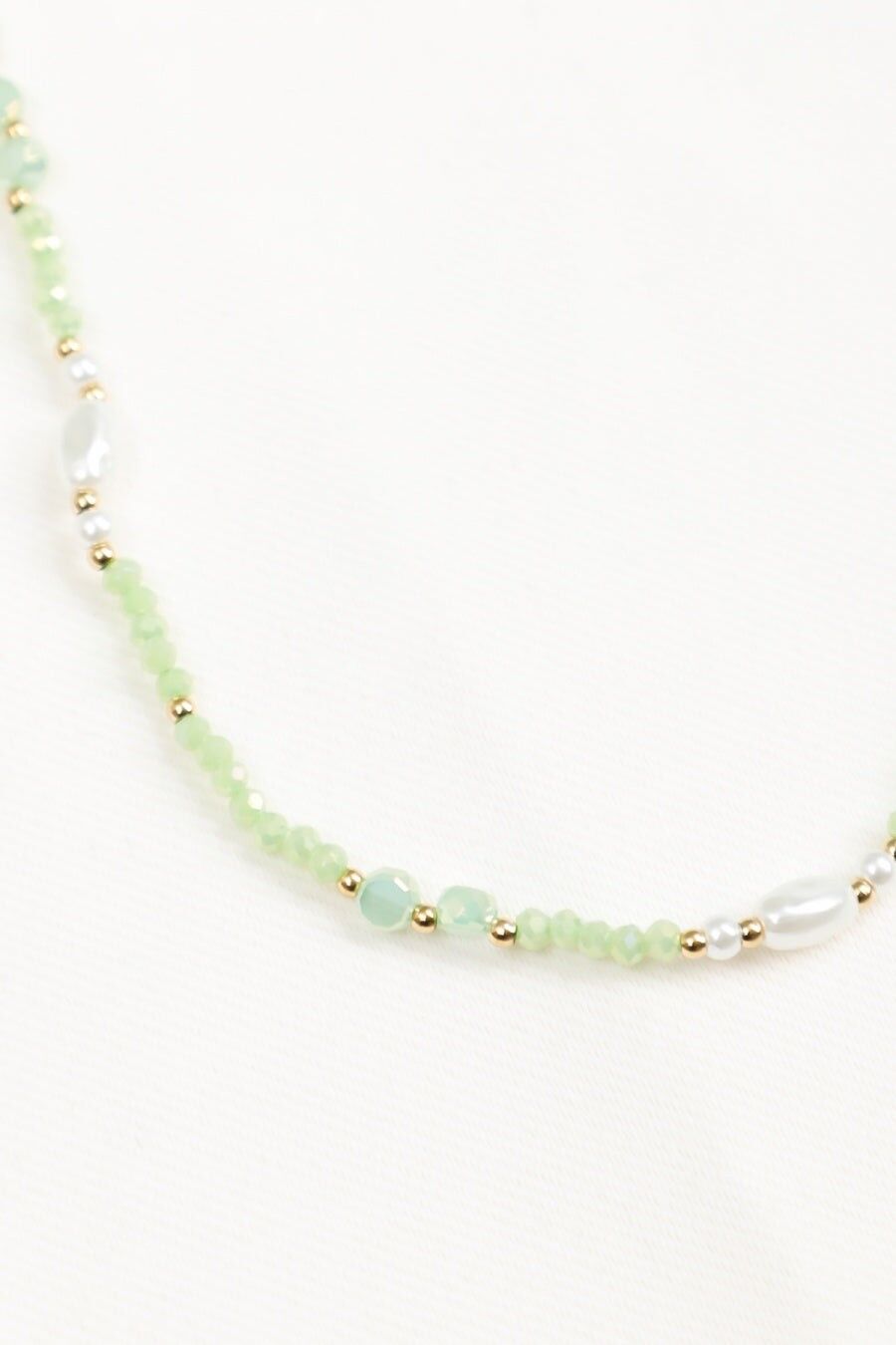 Collana di perline verdi e perle con dettagli in oro