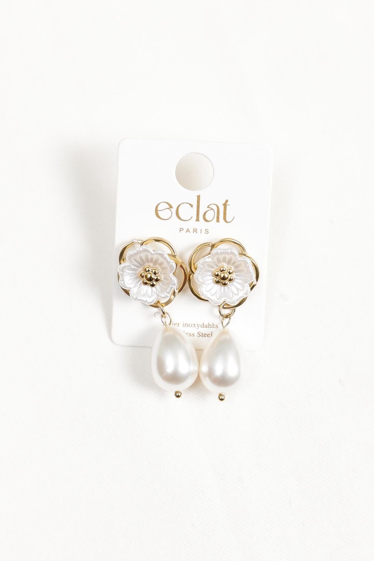 Orecchini a forma di fiore con grande perla pendente