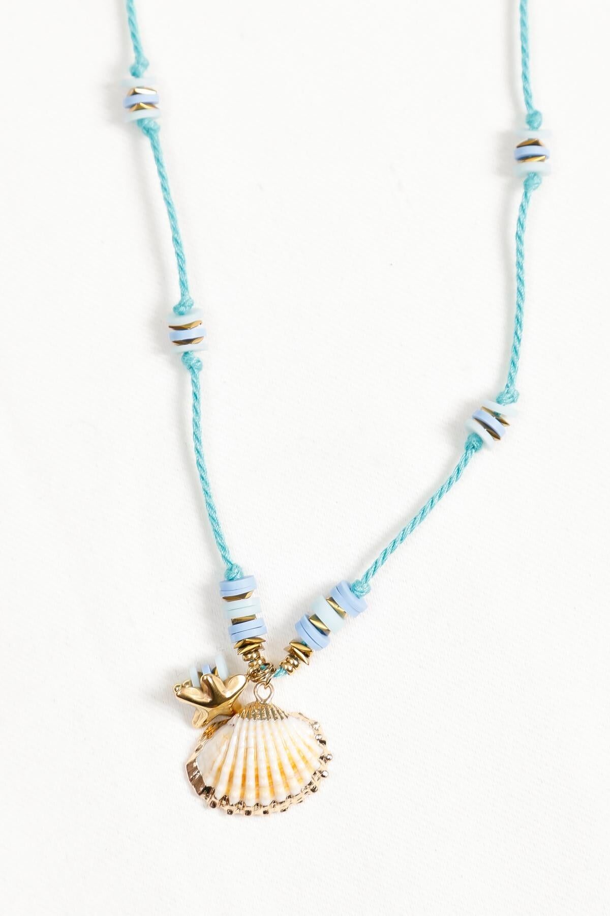 Collana con cordino verde e pendenti in conchiglia