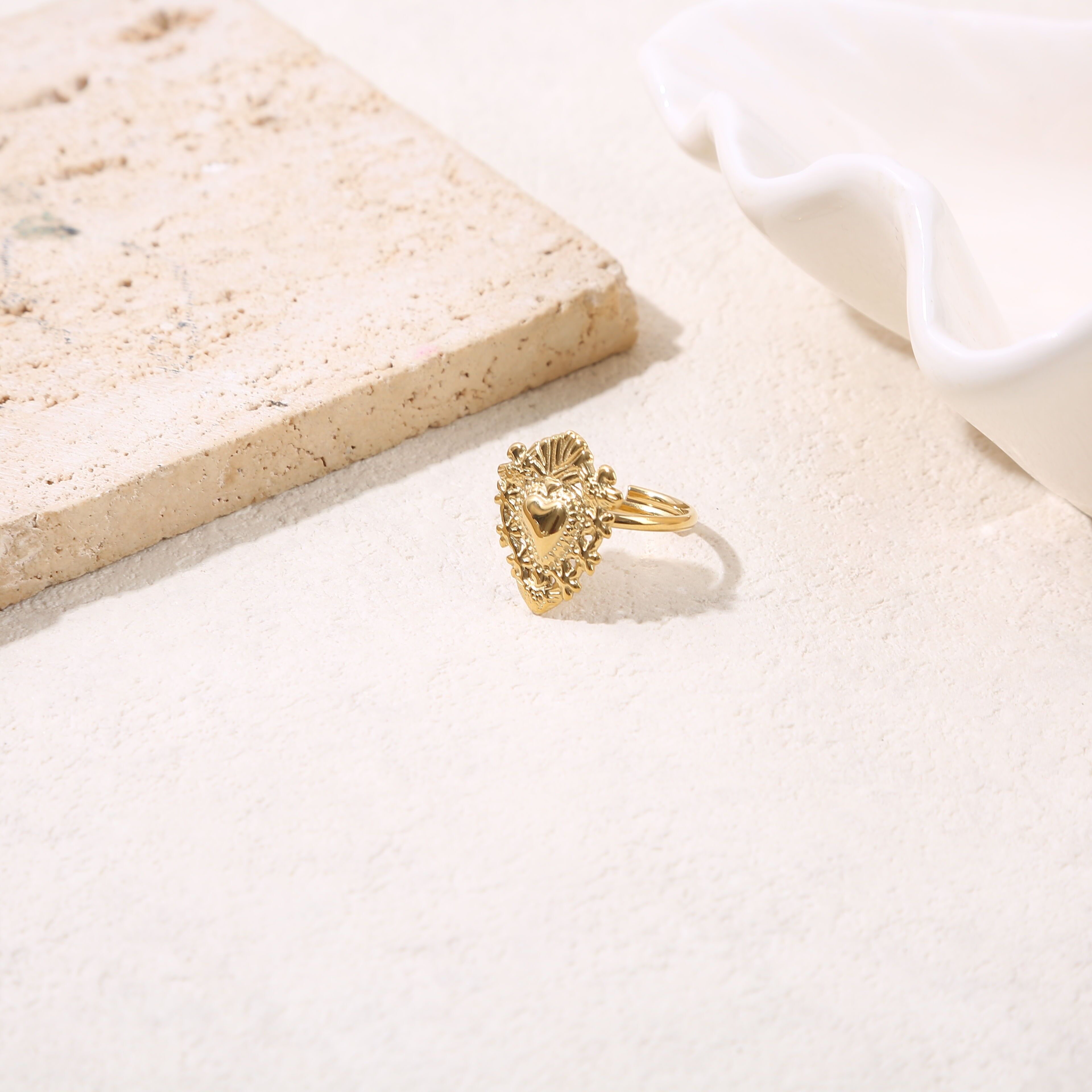 Anello sottile in oro con cuore ex voto