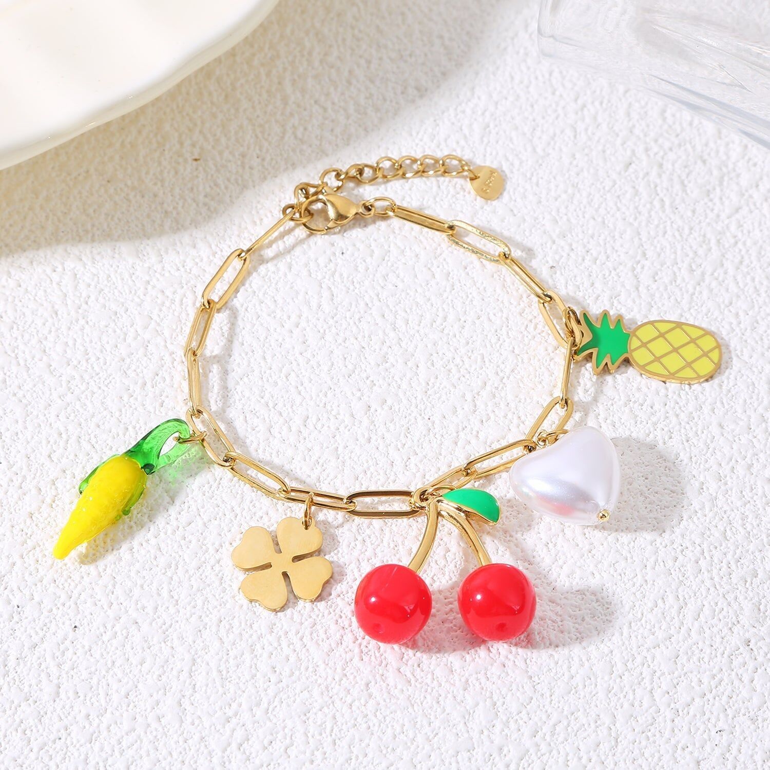 Bracciale a catena in oro con ciondoli di frutta e perla