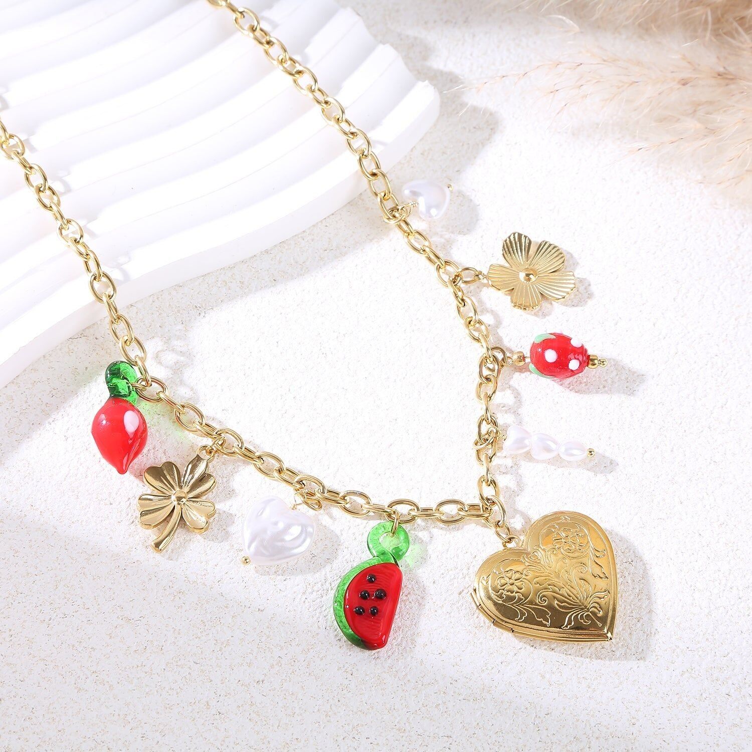 Collana con catena in oro con ciondoli a forma di cuore e anguria