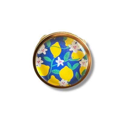Anello di limone giallo su sfondo blu