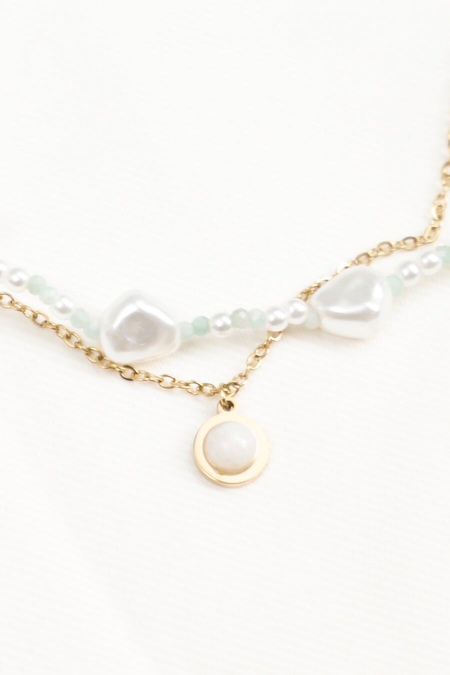 Cavigliera a doppia catena con perline bianche e verdi e ciondolo rotondo