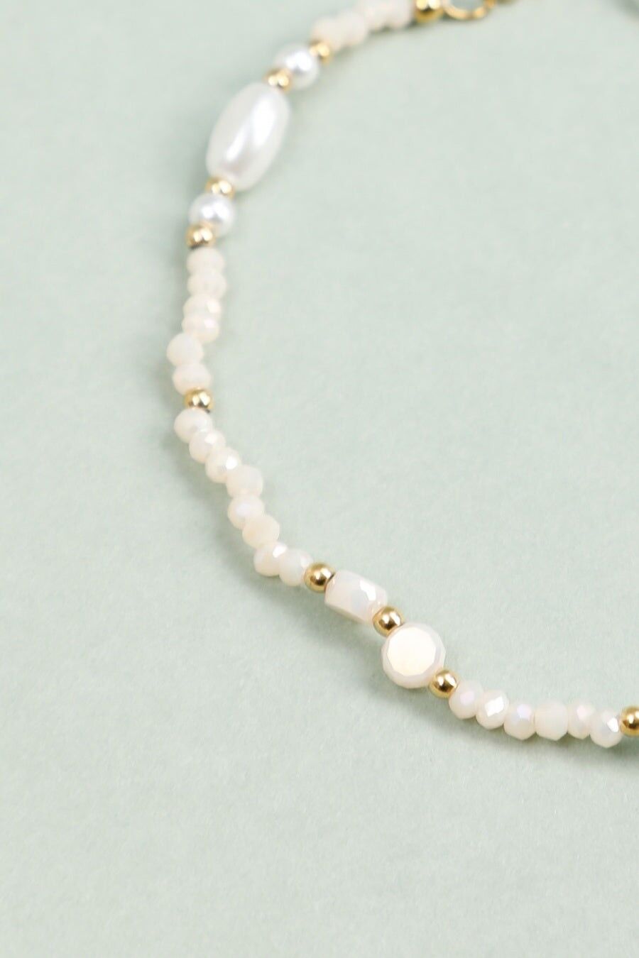 Bracciale in perle rosa cipria e bianche con dettagli in oro