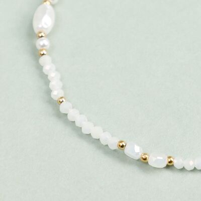 Bracciale di perle bianche con dettagli in oro