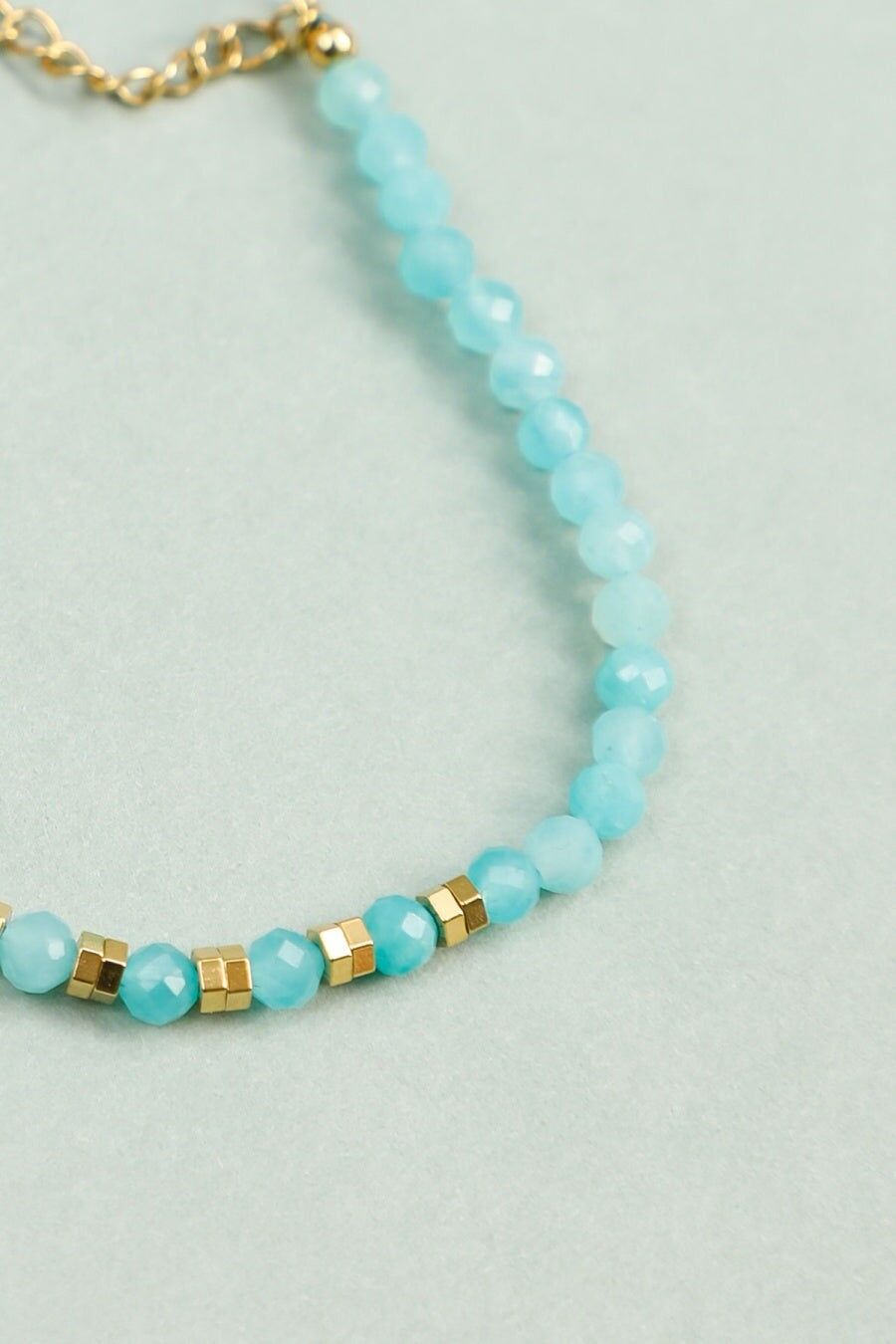 Bracciale di perle blu turchese con dettagli in oro