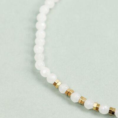 Bracciale di perle bianche con dettagli in oro