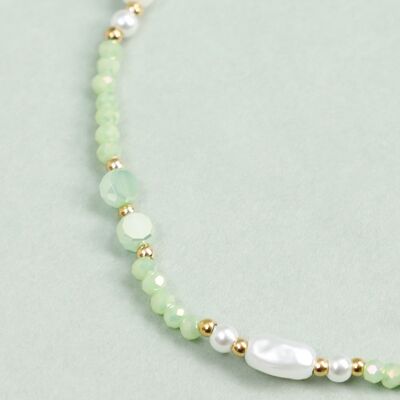 Bracciale di perle verdi con dettagli in oro