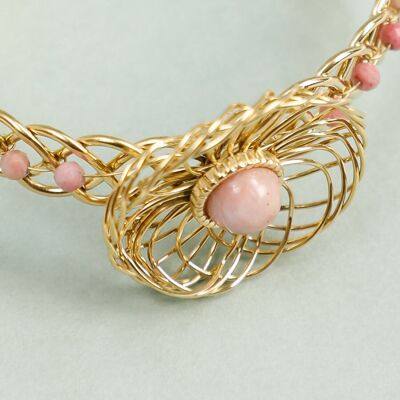 Bracciale rigido intrecciato in oro con pietra rosa fucsia e perle