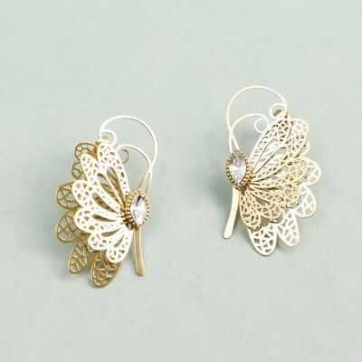 Pendientes de mariposa de hada calada dorada y diamantes de imitación