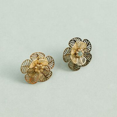 Pendientes de oro con pétalos de flor calados y piedra verde agua