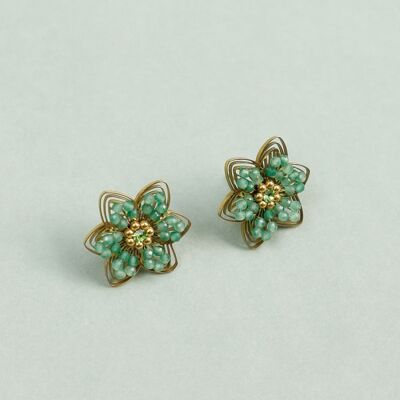 Pendientes de flores caladas doradas con perlas verde salvia y pedrería en el centro