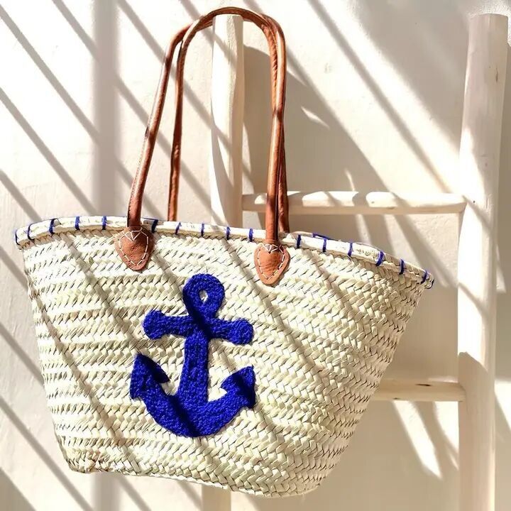„Imsouane“ Stroh-Marktkorb – Marokkanische handgewebte Tragetasche mit blauem Anker und Ledergriffen