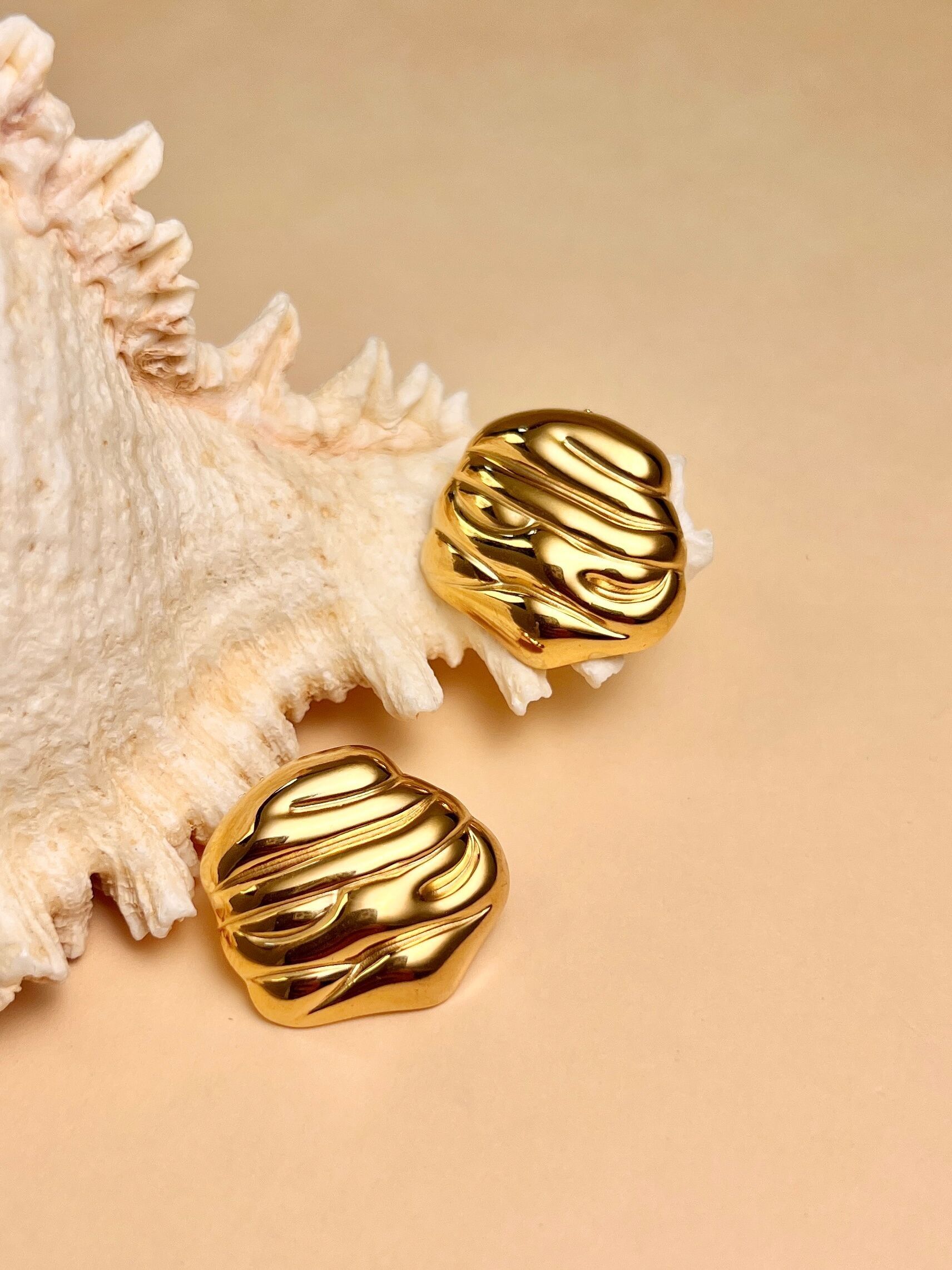 Ohrring aus Edelstahl mit gewelltem Design