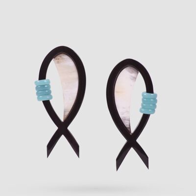 Boucles d'oreilles en forme de poisson en corne et résine