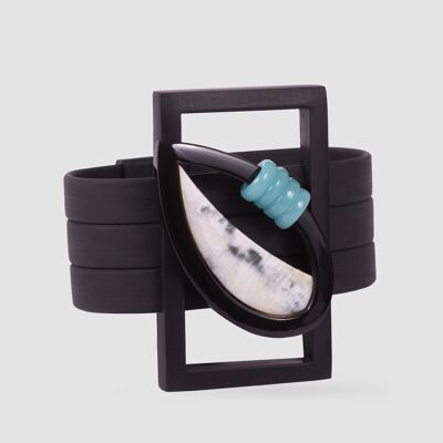 Pulsera con forma de pez de cuerno y resina