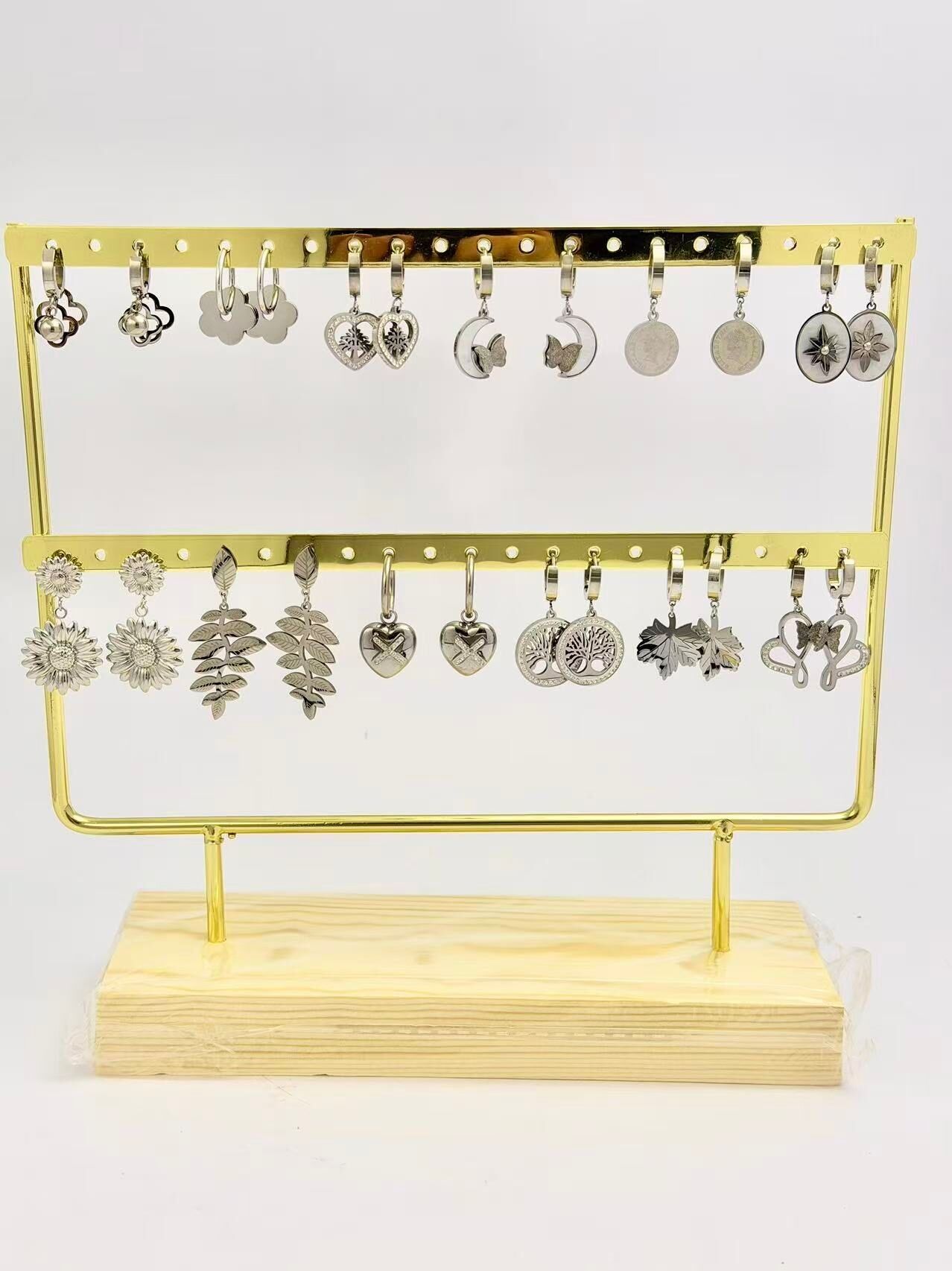 Set mit 12 Paar Ohrringen aus Stahl auf Ausstellungsständer