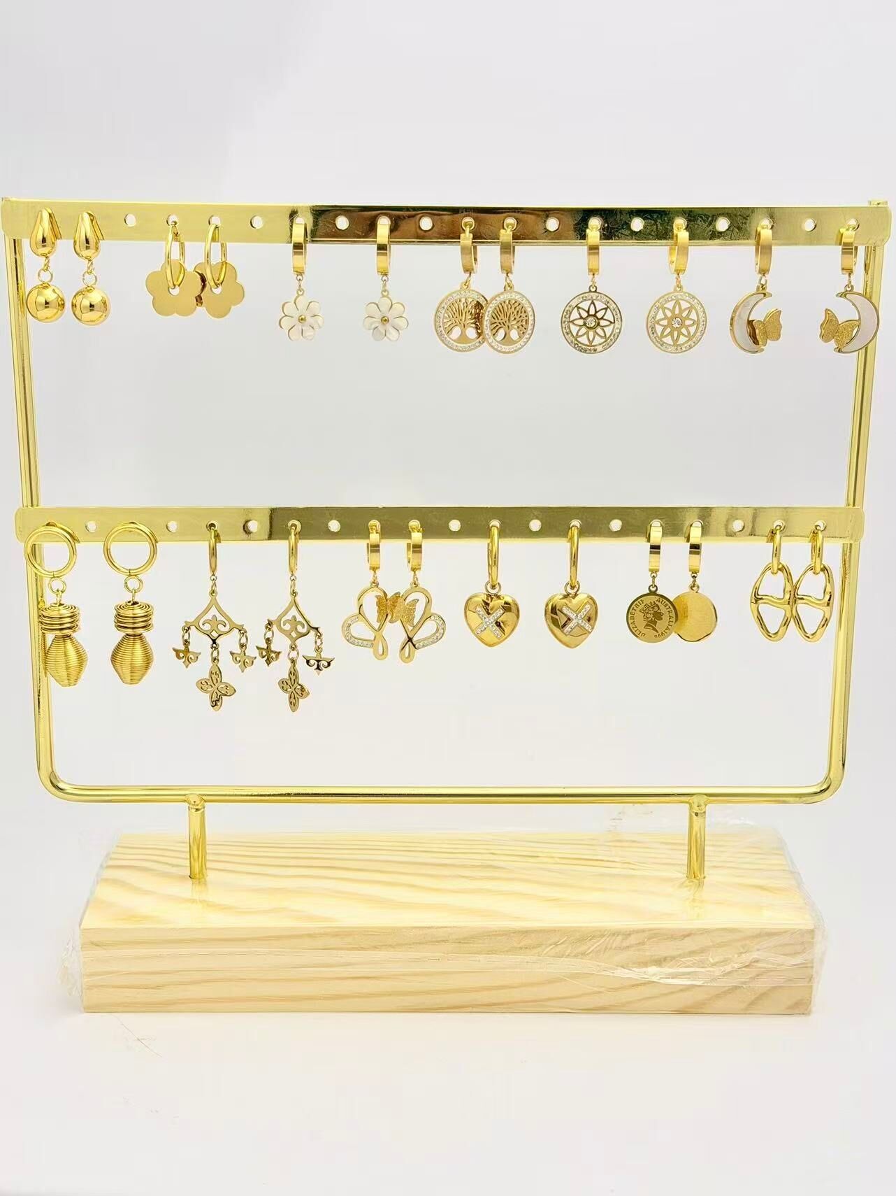 Set mit 12 Paar Ohrringen aus Stahl auf Ausstellungsständer