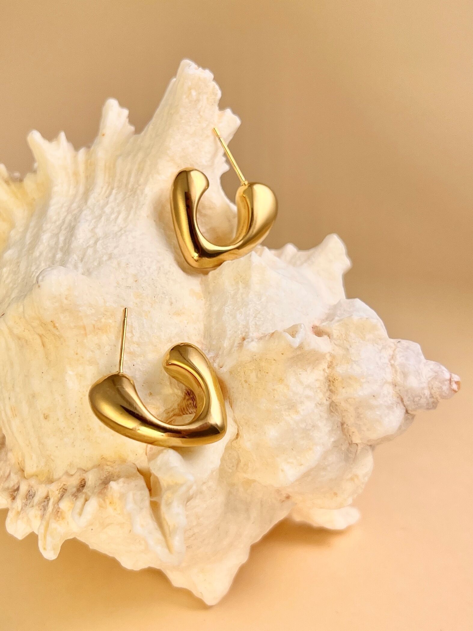 Minimalistische Herz-Creolen aus goldenem Edelstahl