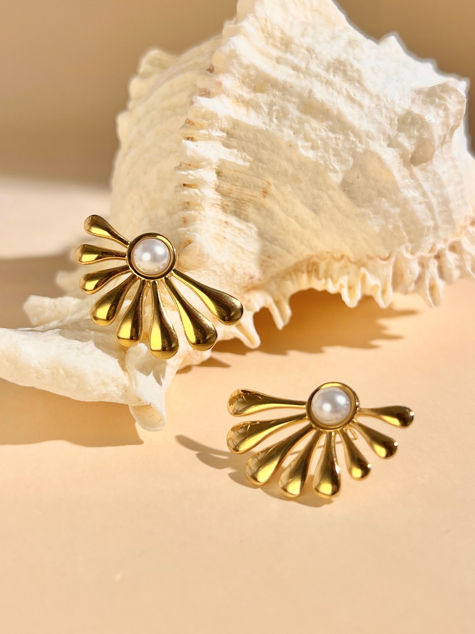 Gold-plated stainless steel pearl fan earrings