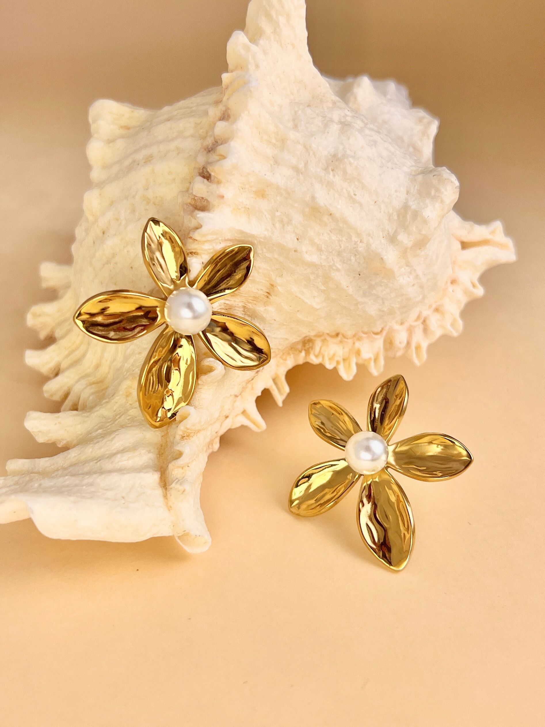 Gold-plated stainless steel flower earrings with elegant pearl