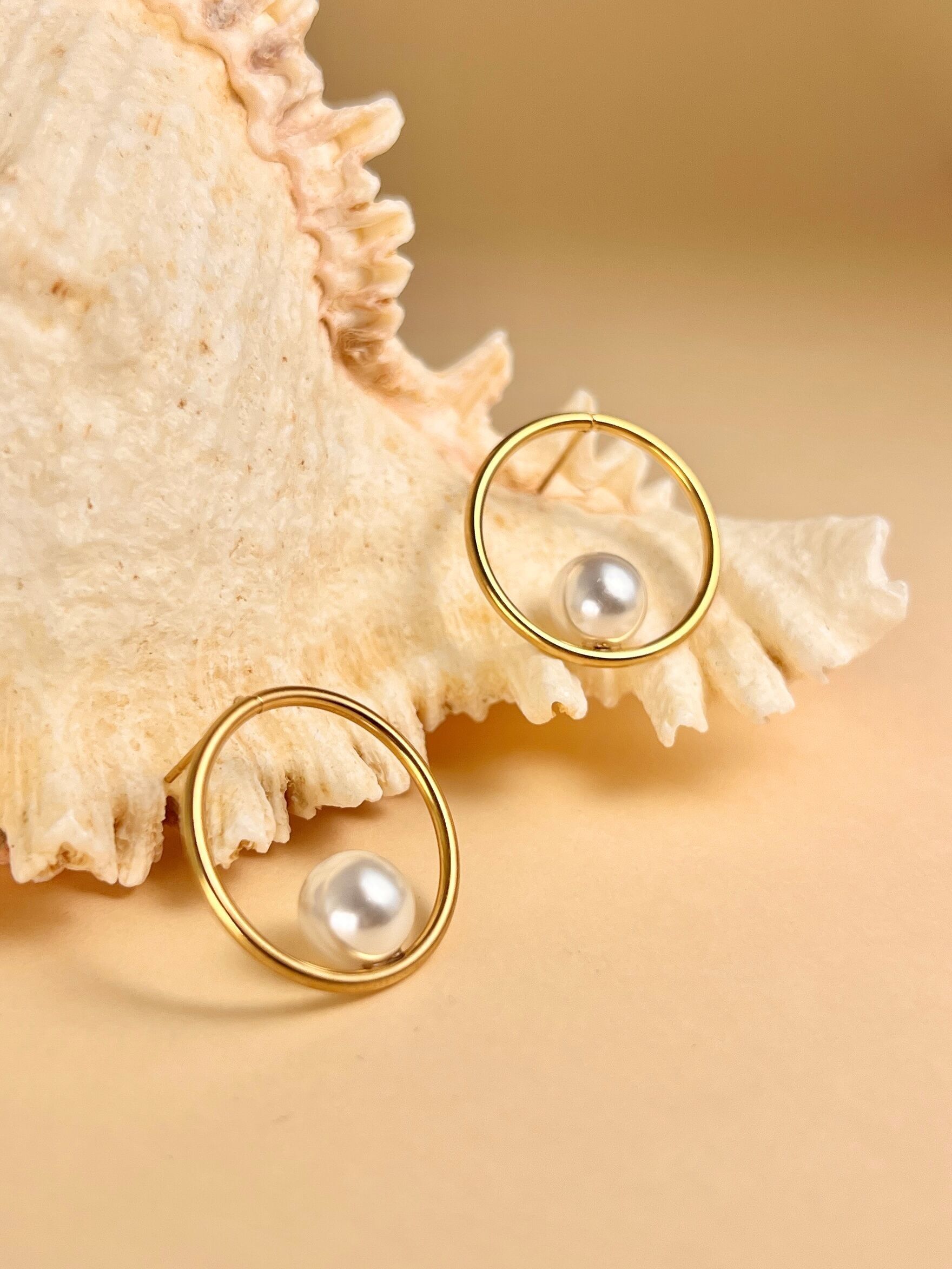 Gold-plated stainless steel pearl circle earrings