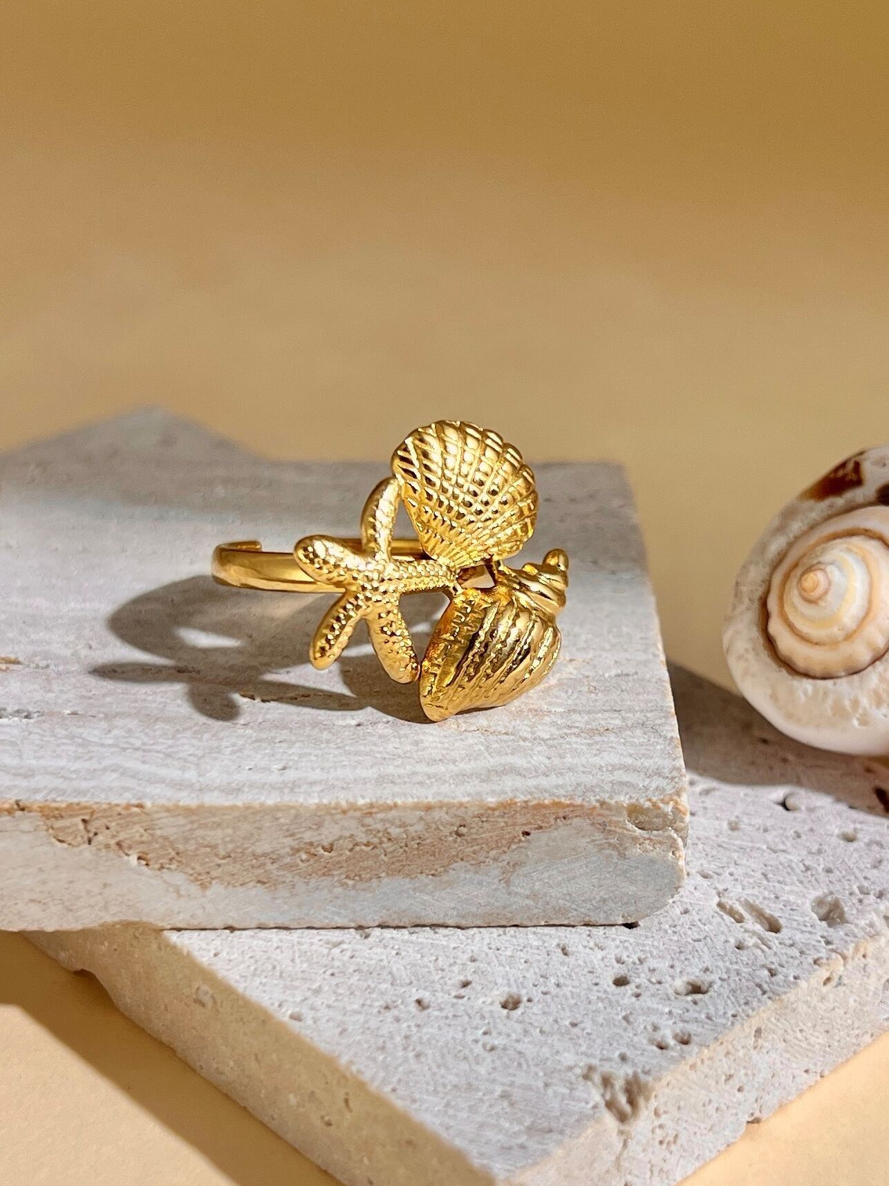 Verstellbarer Edelstahlring mit Seesternmuschel